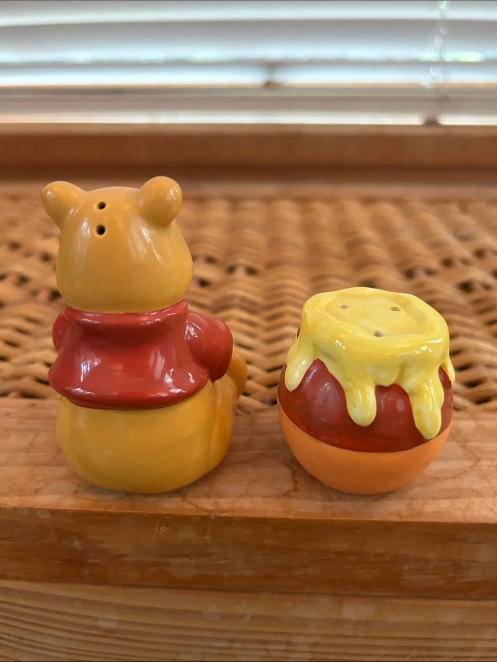 Disney Winnie the Pooh Ceramic Figurines w/Hunny Pot Salt & Pepper Shakers (LC)